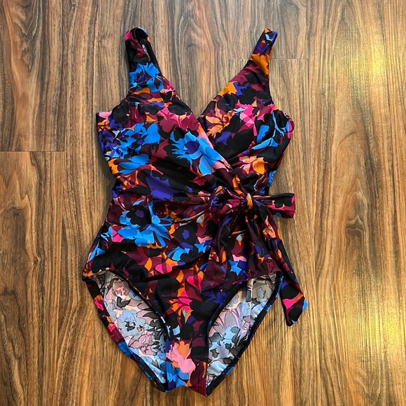 NWOT Miraclesuit Solstice Garmine One Piece - Picture 5 of 16